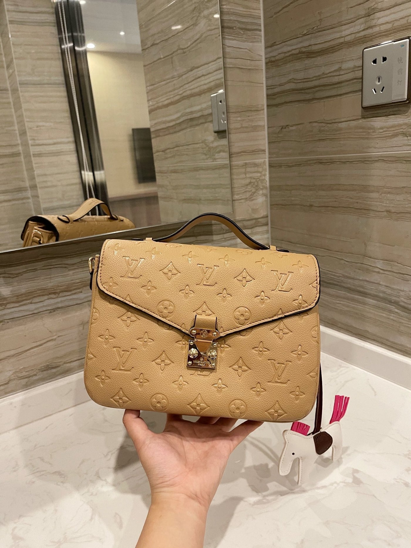 Budget Louis Vuitton Pochette Metis Bag