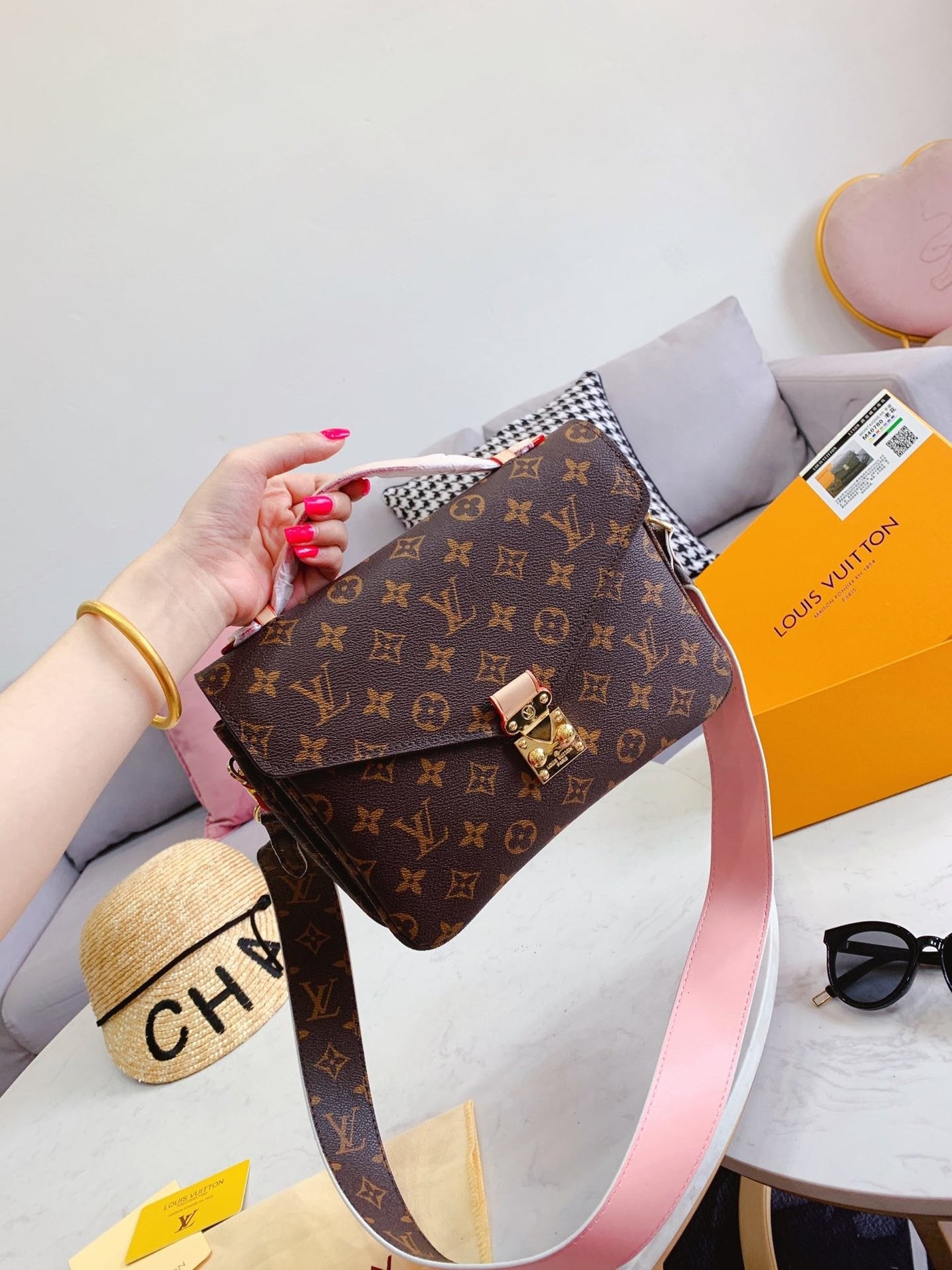 Budget Louis Vuitton Pochette Metis Bag