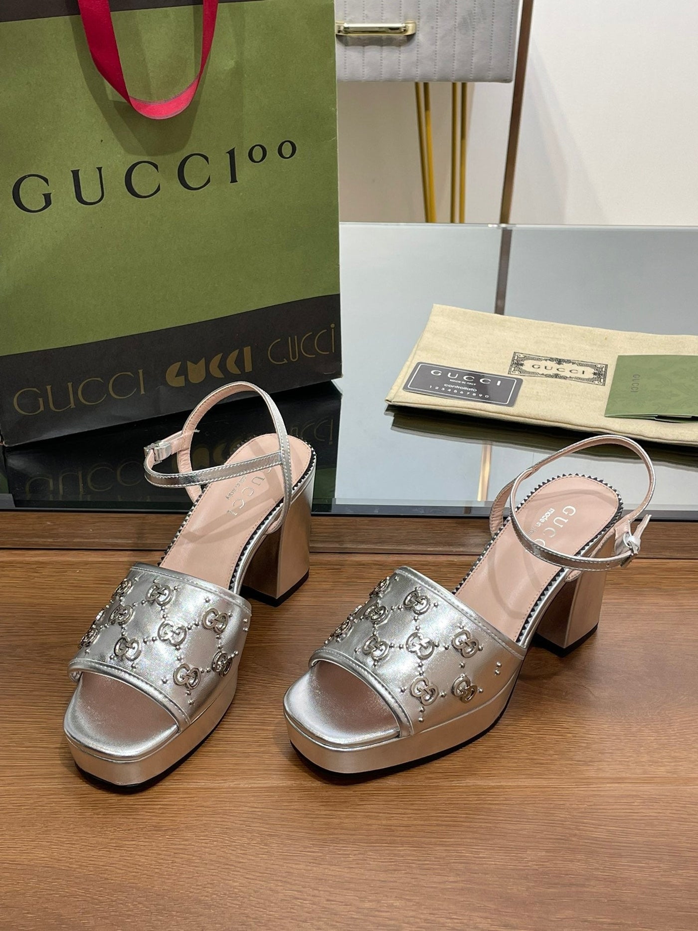 Gucci Interlocking G  Studs Sandal