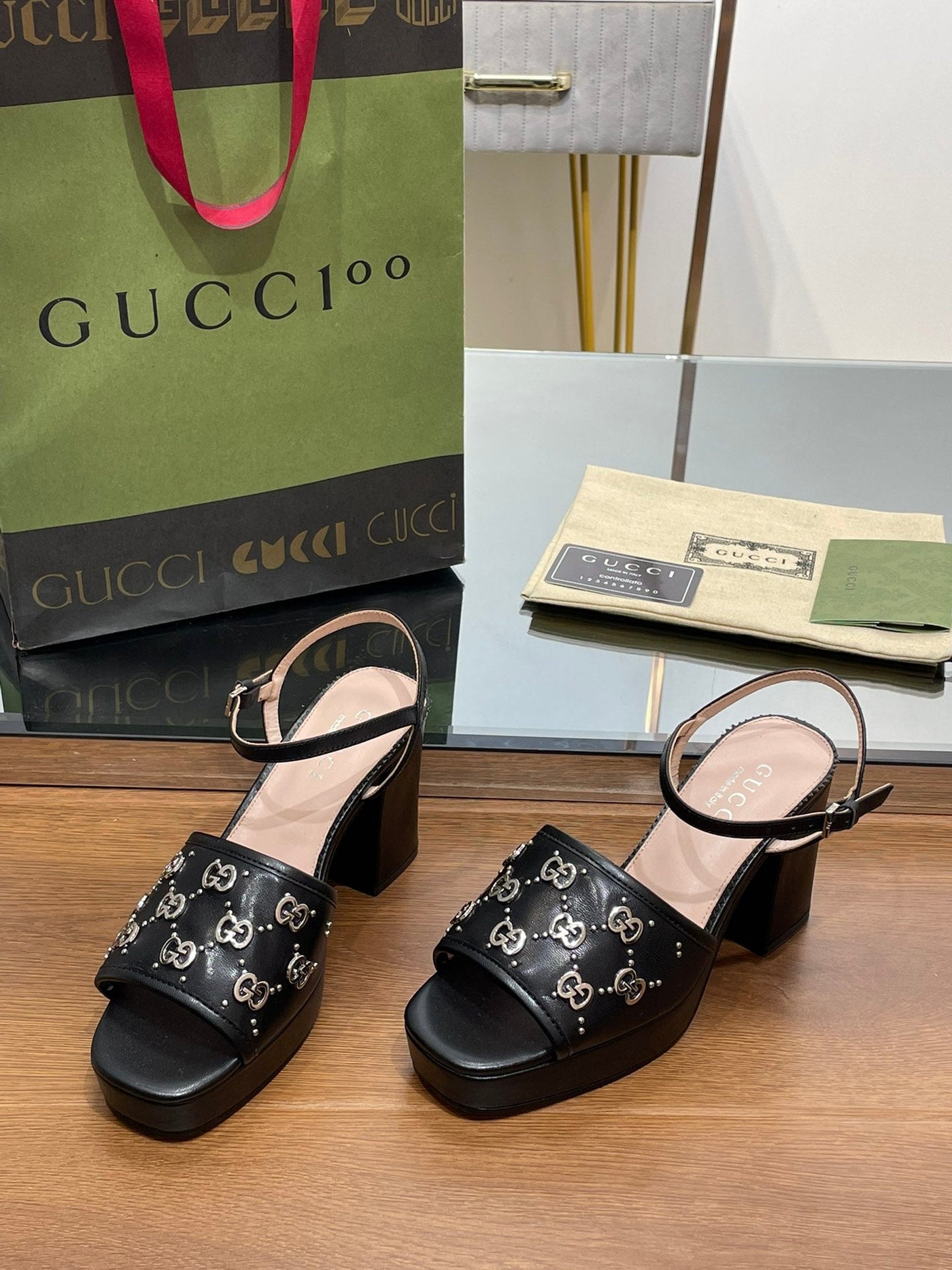 Gucci Interlocking G  Studs Sandal